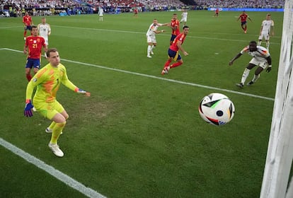  Manuel Neuer  observa el esférico entrar en la portería alemán tras el remate de cabeza de Merino. 