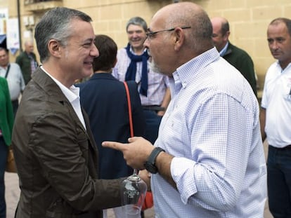 Iñigo Urkullu saluda al portavoz socialista, Jose Antonio Pastor, en la Fiesta de la Vendimia de Rioja Alavesa.