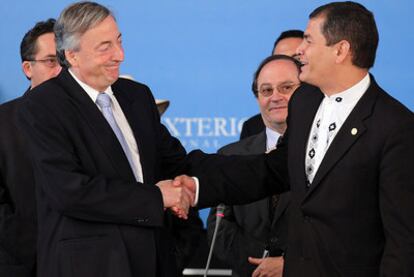 El ex presidente argentino, Néstor Kirchner, saluda al mandatario ecuatoriano, Rafael Correa, tras su nombramiento