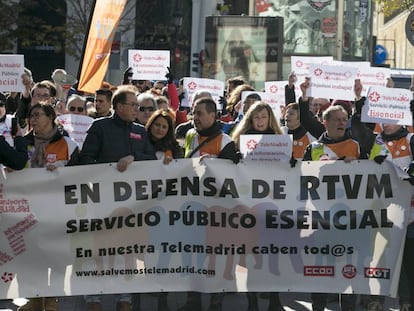 Manifestación de trabajadores de TeleMadrid, en la plaza de Jacinto Benavente este sábado 11 de enero.
