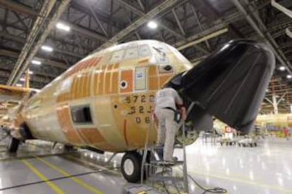 Un empleado trabaja en un C-130J en la planta de Lockheed Martin en Marietta, Georgia, Estados Unidos. EFE/Archivo