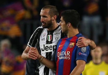 Luis Suarez y Giorgio Chiellini se saludan al finalizar el partido.