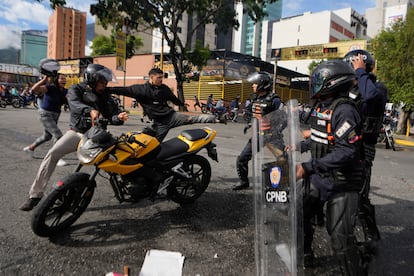 Confrontación entre la policía y un manifestante durante las protestas tras las pasadas elecciones en Venezuela.