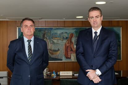 Bolsonaro este lunes con el recién nombrado  jefe de la Policía Federal, Rolando Alexandre de Souza.