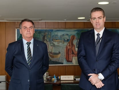 Bolsonaro nesta segunda-feira com o recém-nomeado diretor-geral da Polícía Federal, Rolando Alexandre de Souza.