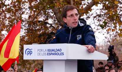 El alcalde de Madrid, José Luis Martínez-Almeida, durante su intervención en la concentración contra la amnistía, este domingo en el templo de Debod. 
