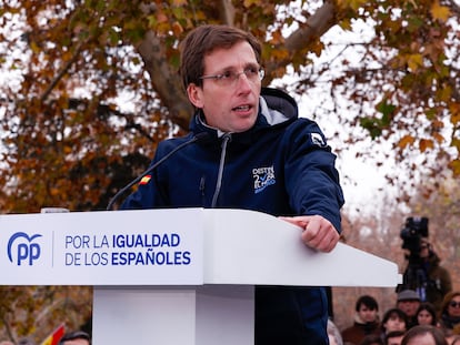 Dvd 1189 (03-12-23). Manifestación contra la amnistía convocada por el PP en el parque del templo de Debod, en Madrid. El alcalde de Madrid, José Luis Martínez Almeida.