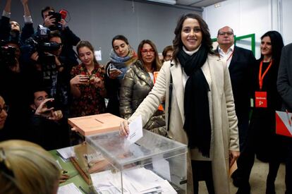 La cabeza de lista de Ciudadanos al Congreso por Barcelona, Inés Arrimadas, ejerce su derecho a voto en la Escuela Ausiàs March del barrio de Les Corts de Barcelona.