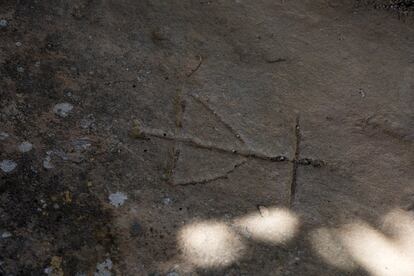 Cruz visigoda tallada próxima a una de las cuevas habitadas por los eremitas en el actual término de Garcinarro.