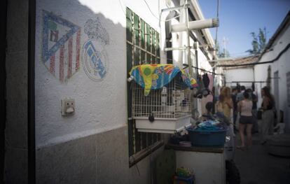 Varios vecinos del número 10 de la calle de Peironcely se reúnen en un patio del edificio el jueves de la semana pasada.