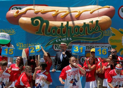 Concurso de comedores de perritos calientes que se celebra, con motivo del Día de la Independencia, en Coney Island, Brooklyn, Nueva York.