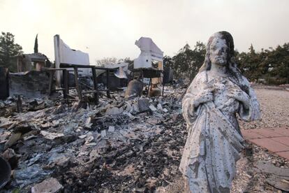 Fotografía de una casa quemada debido a un incendio forestal en San Bernardino. 