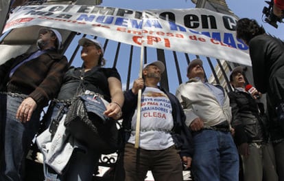 Varios trabajadores de Clesa, durante la acción en defensa del empleo ante la catedral de La Almudena.