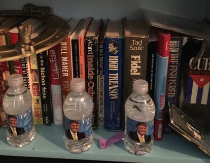 Libros de Cuba y botellas de agua con la imagen de Donald Trump.