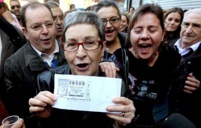 Paca, una mujer agraciada con el primer premio, celebra su suerte en Castelldefels.