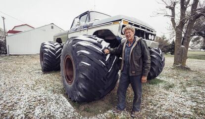 O agricultor Cecil com seu trator em Lebanon (Kansas).