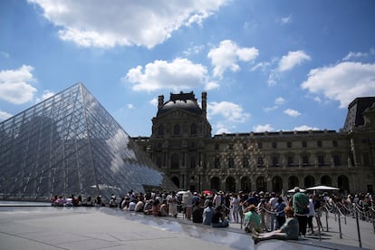 Los visitantes del Louvre esperan a que termine la huelga el pasado lunes para entrar en el museo.