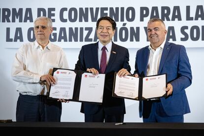 Manuel Barajas, Mario Delgado y Santos Cerdán, durante la firma del convenio de colaboración, en Ciudad de México, el 28 de agosto de 2024.