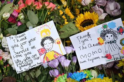 Flores y dibujos depositados en el Green Park de Londres en recuerdo a la monarca, el jueves.