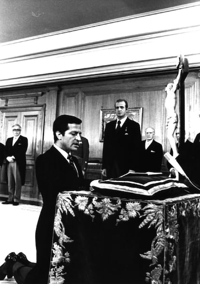 Junho de 1976. Adolfo Suárez, realiza o juramento com o presidente do Governo ante o Rei.