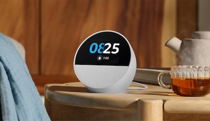 Despertador Echo Spot de Amazon en una mesilla de noche