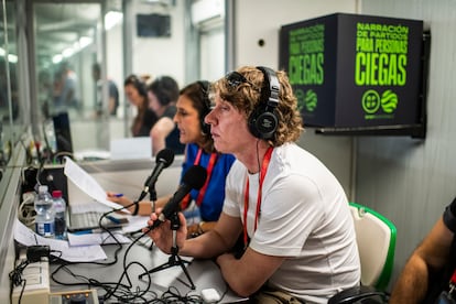 El ingeniero informático Jesús Suárez junto a Isabel Sánchez, la periodista de Onda Cero encargada de narrar el España-Suiza de la Liga de Naciones para la aplicación de la RFEF.