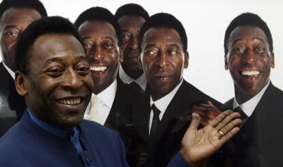 Pel&eacute; ante un cartel de una exposici&oacute;n en su honor.  