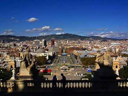 Barcelona, con la plaza de Espanya en primer plano, y al fondo, Montjuïc.