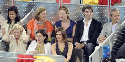 Anne Igartiburu y Mar Flores, en un palco de la Caja Mágica.