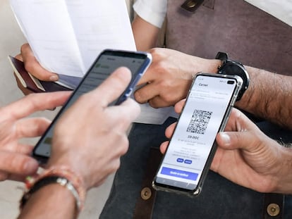 Un espectador muestra su certificado vacunal para poder acceder a un cine en París