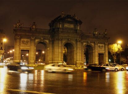 La Puerta de Alcalá, sin iluminación durante la convocatoria de <i>La Hora del Planeta. </i>