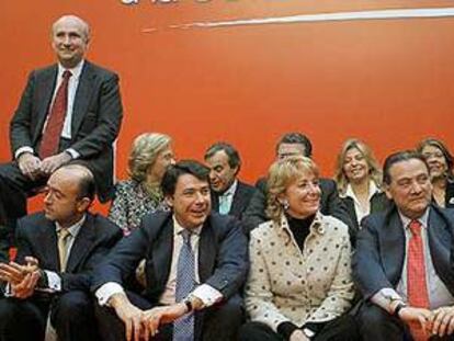 En la imagen, Esperanza Aguirre junto con sus consejeros en la Real Casa de Correos.