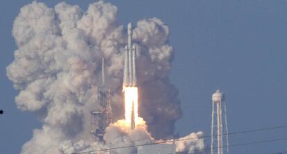 El cohete Falcon Heavy inicia el despegue desde la plataforma de lanzamiento 39-A en Cabo Cañaveral.