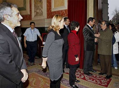 José Bono acompañado de Gaspar Llamazares y Ana Pastor, vicepresidenta primera del Congreso  reciben a los primeros visitantes