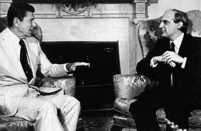 Ronald Reagan durante una entrevista con José Pedro Pérez-Llorca, en la Casa Blanca (EE UU), el 7 de agosto de 1981.