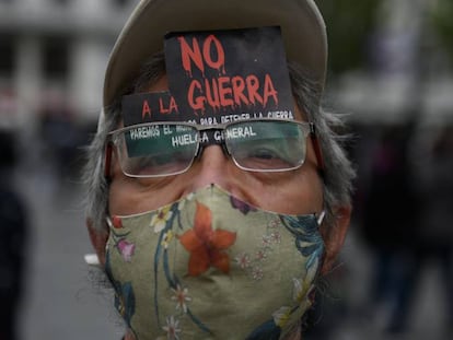 Un hombre con un cartel de 'No a la guerra', en la manifestación por la insumisión a todas la guerras en Madrid.