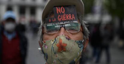Un hombre con un cartel de 'No a la guerra', en la manifestación por la insumisión a todas la guerras en Madrid.