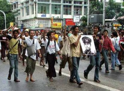 Unos manifestantes llevan el retrato del general Aung San, padre de la líder opositora, el sábado en Yangon.