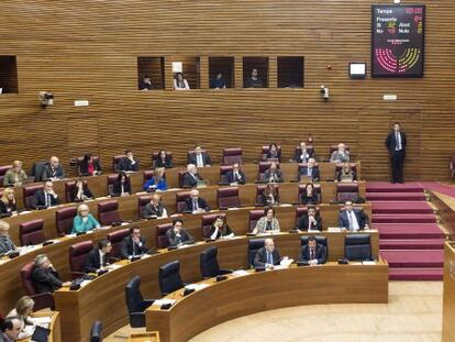 Bancada del Grupo Parlamentario Popular en las Cortes Valencianas durante el debate de la ley.