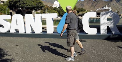 Varios turistas pasean por la plaza de Espa&ntilde;a de la capital tinerfe&ntilde;a. 