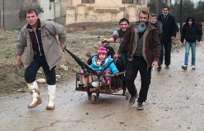 Un grupo de familias iraquíes que han huído de Rashidiyah, barrio controlado por el Estado Islámico, llegan al barrio de Arabi, al norte de Mosul (Irak) como parte de la operación militar contra los yihadistas.