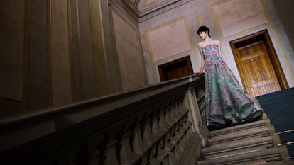 Un diseño de Giorgio Armani Privé, la colección de alta costura del italiano, presentada en enero de 2021.