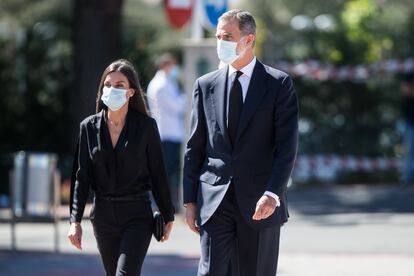 Los Reyes de España, Felipe de Borbón y Letizia Ortiz, durante el entierro de Jaime Carvajal Hoyos en Madrid.