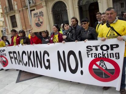 Protesta contra el fracking en la Diputación de Castellón.