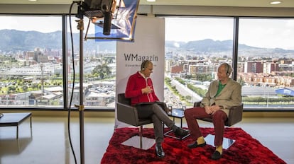 Winston Manrique con el escritor estadounidense Richard Ford en Bogotá.