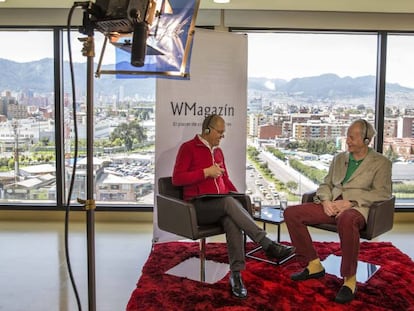 Winston Manrique con el escritor estadounidense Richard Ford en Bogot&aacute;.