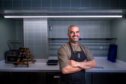 El chef Vasco Coelho en su local 'Peixaria by Euskalduna', en Oporto, el 12 de mayo de 2023. 