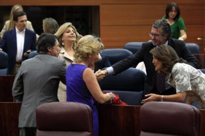 Ignacio González (de espaldas) saluda a Francisco Granados en presencia de Esperanza Aguirre, ayer en la Asamblea de Madrid.