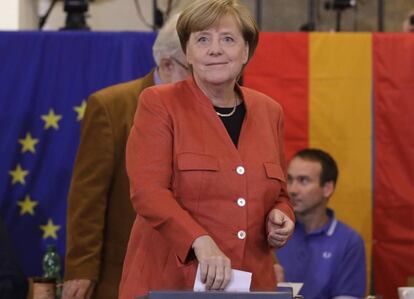 La canceller alemanya, Angela Merkel, mentre diposita el vot a Berlín.
