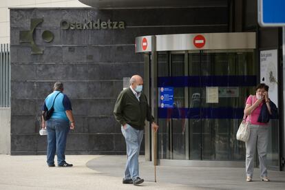 Entrada a un centro hospitalario de Osakidetza en Vitoria.